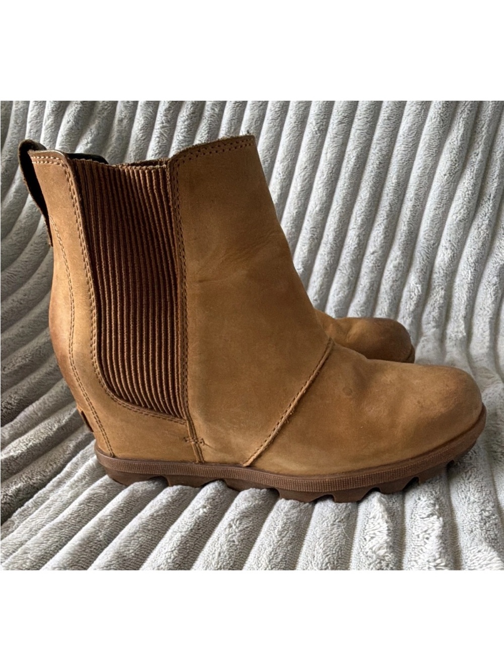 Sorel Women's Tan Suede Chelsea Ankle Boots